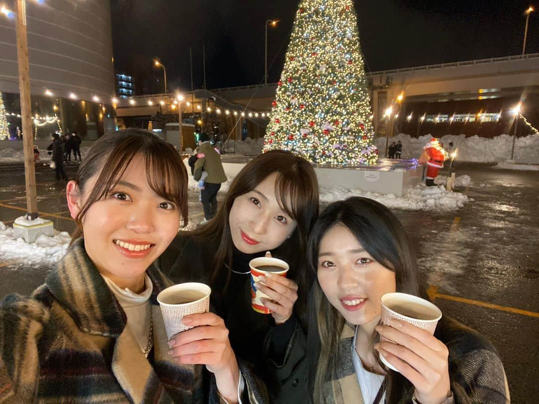 ときさんのインスタグラム写真 - (ときInstagram)「みんなでアスパムのクリスマスマーケットに行ってきたよ💕  25日までだよ😍 素敵なクリスマスツリーとドイツから来た美味しいご飯もたくさんで楽しかったな💭🥰  みんなも行ってみてね❣️  #アスパム #クリスマスマーケット #青森 #aomori #クリスマス #christmas」12月21日 21時47分 - toki_ringomusume