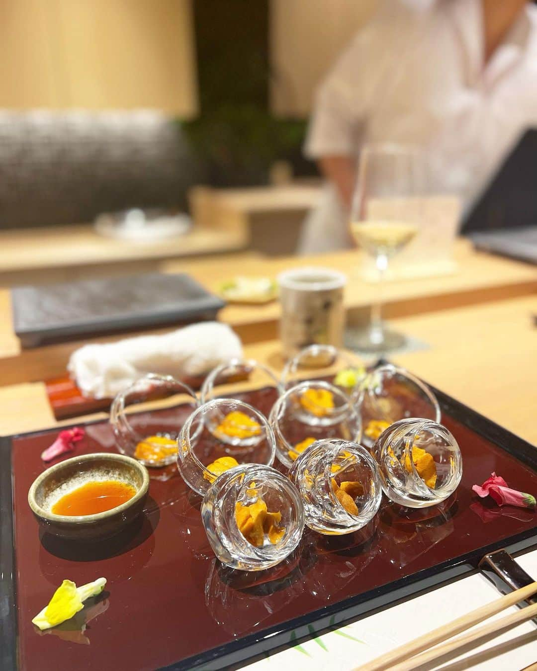 得あゆさんのインスタグラム写真 - (得あゆInstagram)「鮨青海🍣北新地 @sushi_oumi_kitashinchi  名物のウニ食べ比べ《 #北新地ウニ畑 》すごかった🥺  青海さんは、元々東京にあるお店で 北新地は最近できた新しい店舗！🍣✨ 江戸前鮨で食べやすくて好みだった🍣 全部美味しかった🍣🍣🍣 また行く🍣💞💞💞  ・ ・ ・ ・ ・ ・ ・ ・ ・  てゆうか産後初めての女子会ディナーだった🥲💞 ゆっくりご飯食べられて幸せだった🥲 また明日から子育てがんばります〜！👼🏻💞笑  ・ ・ ・ ・ ・ ・ ・ ・ #鮨青海#鮨#鮨青海北新地#北新地#北新地グルメ#北新地ディナー#大阪ディナー#大阪グルメ#大阪#青海#寿司#雲丹#女子会#忘年会#子育てママ#ママライフ#男の子ママ#主婦#女子会ディナー#お寿司大好き#グルメ#白ワイン#ウニ#ウニしか勝たん#ママコーデ#北新地ランチ#sushi#sushilovers#osakajapan」12月21日 22時00分 - tokuayu819