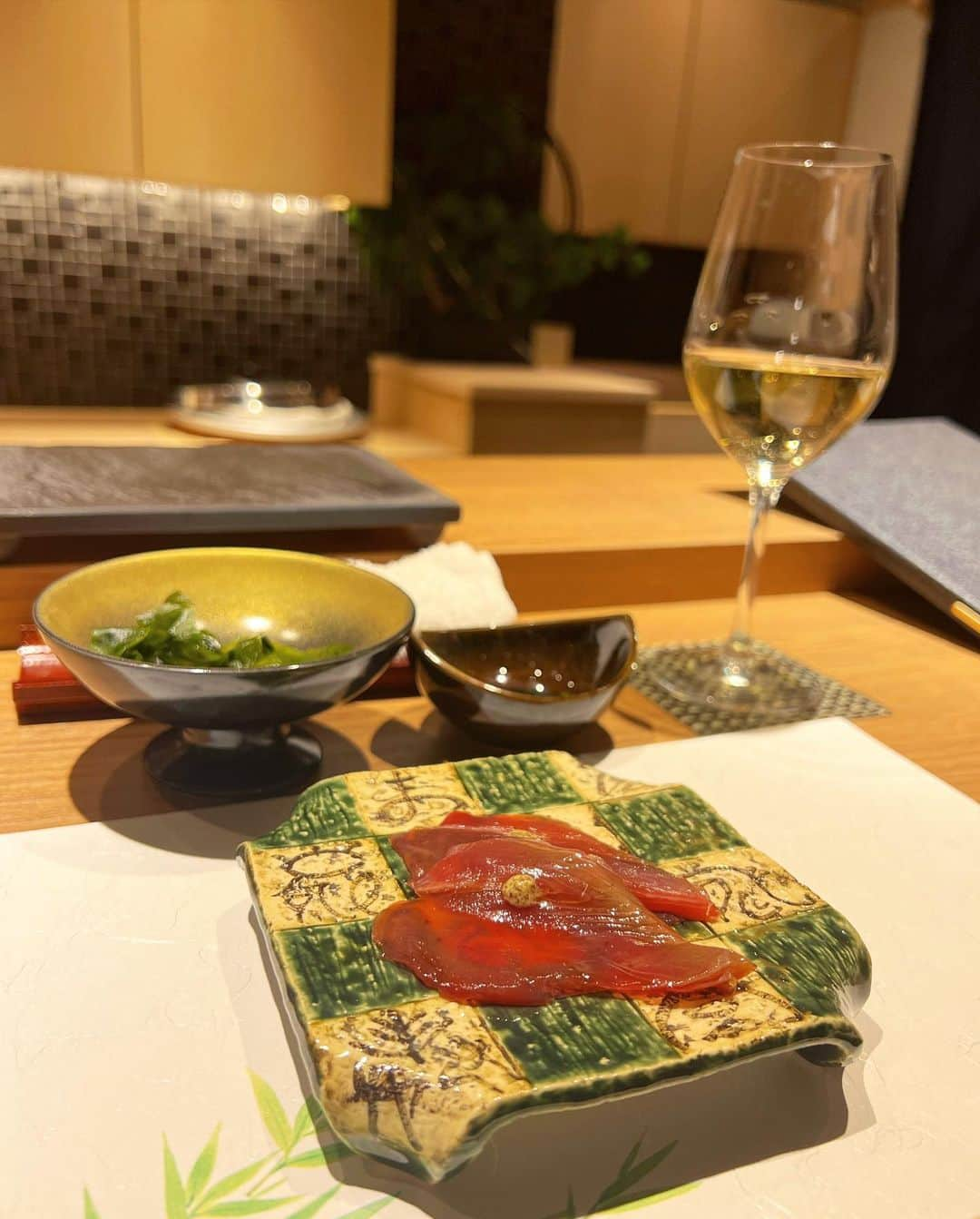 得あゆさんのインスタグラム写真 - (得あゆInstagram)「鮨青海🍣北新地 @sushi_oumi_kitashinchi  名物のウニ食べ比べ《 #北新地ウニ畑 》すごかった🥺  青海さんは、元々東京にあるお店で 北新地は最近できた新しい店舗！🍣✨ 江戸前鮨で食べやすくて好みだった🍣 全部美味しかった🍣🍣🍣 また行く🍣💞💞💞  ・ ・ ・ ・ ・ ・ ・ ・ ・  てゆうか産後初めての女子会ディナーだった🥲💞 ゆっくりご飯食べられて幸せだった🥲 また明日から子育てがんばります〜！👼🏻💞笑  ・ ・ ・ ・ ・ ・ ・ ・ #鮨青海#鮨#鮨青海北新地#北新地#北新地グルメ#北新地ディナー#大阪ディナー#大阪グルメ#大阪#青海#寿司#雲丹#女子会#忘年会#子育てママ#ママライフ#男の子ママ#主婦#女子会ディナー#お寿司大好き#グルメ#白ワイン#ウニ#ウニしか勝たん#ママコーデ#北新地ランチ#sushi#sushilovers#osakajapan」12月21日 22時00分 - tokuayu819