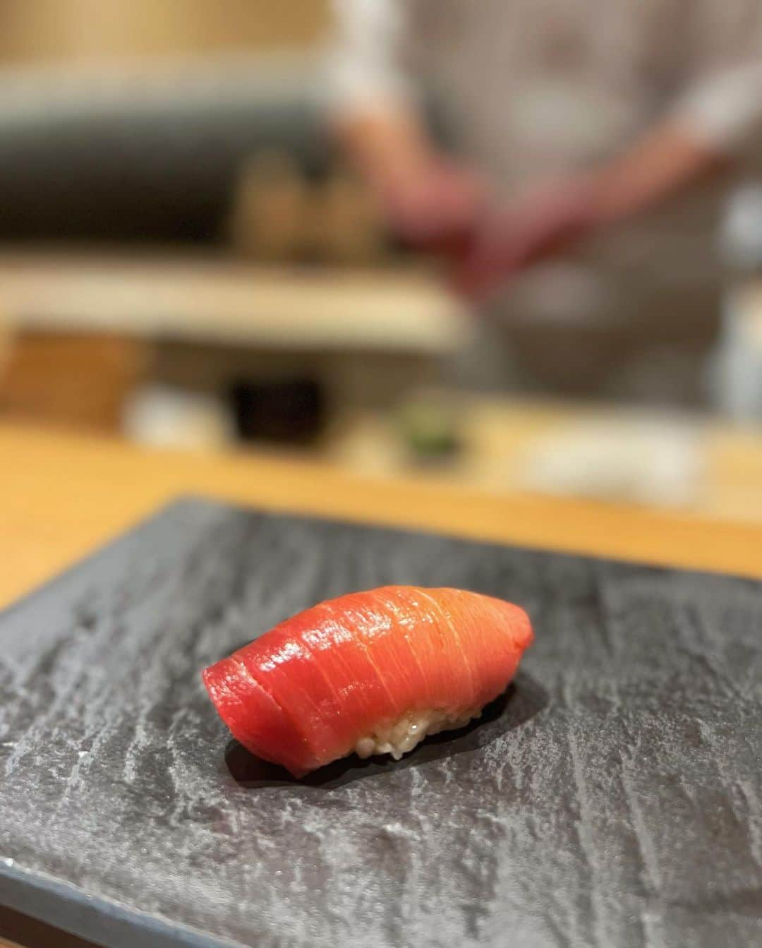 得あゆさんのインスタグラム写真 - (得あゆInstagram)「鮨青海🍣北新地 @sushi_oumi_kitashinchi  名物のウニ食べ比べ《 #北新地ウニ畑 》すごかった🥺  青海さんは、元々東京にあるお店で 北新地は最近できた新しい店舗！🍣✨ 江戸前鮨で食べやすくて好みだった🍣 全部美味しかった🍣🍣🍣 また行く🍣💞💞💞  ・ ・ ・ ・ ・ ・ ・ ・ ・  てゆうか産後初めての女子会ディナーだった🥲💞 ゆっくりご飯食べられて幸せだった🥲 また明日から子育てがんばります〜！👼🏻💞笑  ・ ・ ・ ・ ・ ・ ・ ・ #鮨青海#鮨#鮨青海北新地#北新地#北新地グルメ#北新地ディナー#大阪ディナー#大阪グルメ#大阪#青海#寿司#雲丹#女子会#忘年会#子育てママ#ママライフ#男の子ママ#主婦#女子会ディナー#お寿司大好き#グルメ#白ワイン#ウニ#ウニしか勝たん#ママコーデ#北新地ランチ#sushi#sushilovers#osakajapan」12月21日 22時00分 - tokuayu819