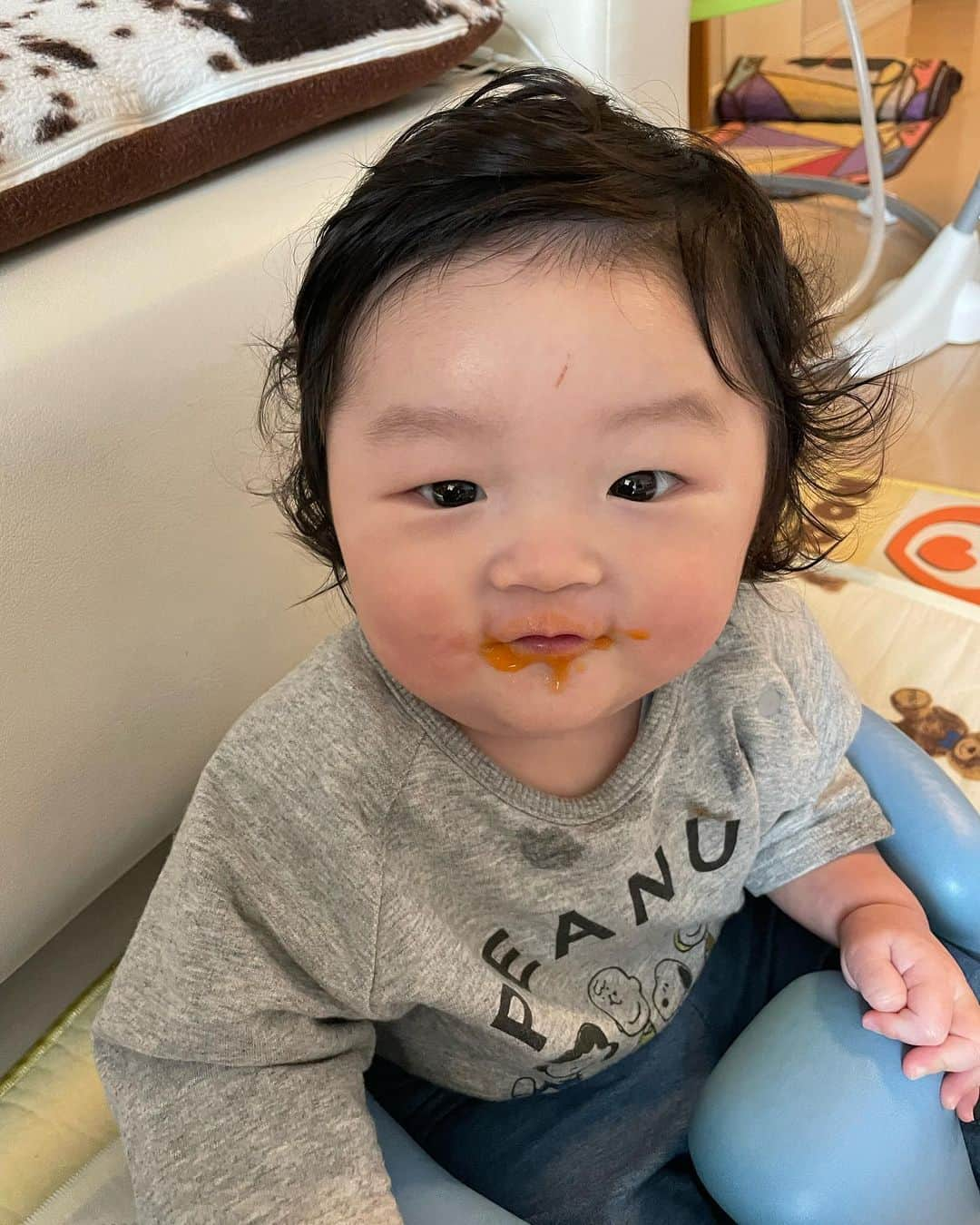 大本梨帆さんのインスタグラム写真 - (大本梨帆Instagram)「みなくん6ヶ月になりました👼🏻❤️ 離乳食も始まって毎日もぐもぐたくさん食べてくれます☺️💓 寝返りマスターして毎日コロコロ転がったり寝返り返りはたまにできるようになったり、お座りも支えなしでしばらく座れるようになったりこの1ヶ月での成長スピードがすごい😍❤️ これからも健康にすくすく育ってね🥰💓 #生後6ヶ月 #生後183日 #ハーフバースデー #キューピーハーフバースデー #6月生まれベビー #夏至生まれ #令和3年ベビー #令和3年生まれ #男の子ベビー #男の子ママ #新米ママ #親バカ #親バカ部 #成長記録 #赤ちゃんのいる生活 #新米ママと繋がりたい」12月21日 22時02分 - riho1129____