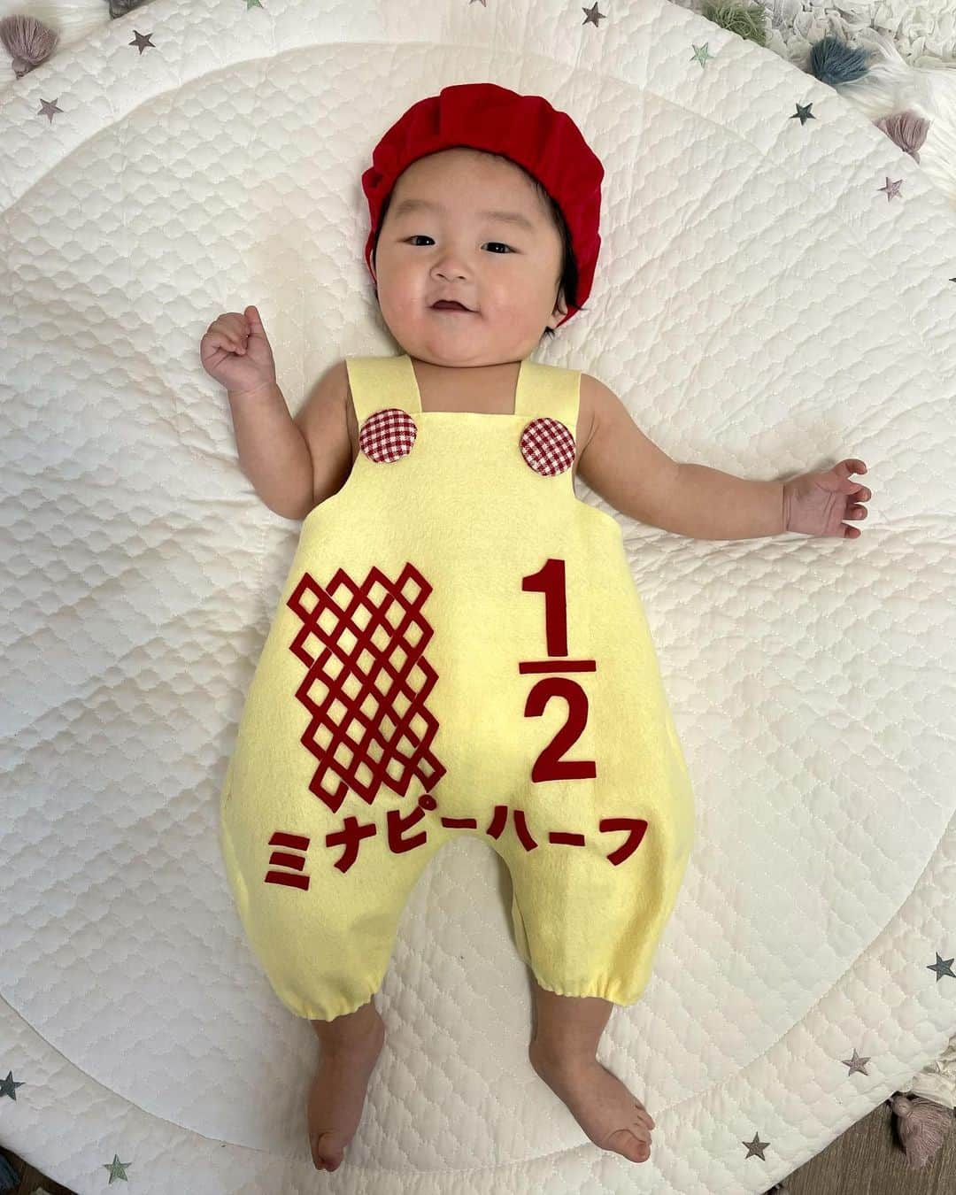 大本梨帆のインスタグラム：「みなくん6ヶ月になりました👼🏻❤️ 離乳食も始まって毎日もぐもぐたくさん食べてくれます☺️💓 寝返りマスターして毎日コロコロ転がったり寝返り返りはたまにできるようになったり、お座りも支えなしでしばらく座れるようになったりこの1ヶ月での成長スピードがすごい😍❤️ これからも健康にすくすく育ってね🥰💓 #生後6ヶ月 #生後183日 #ハーフバースデー #キューピーハーフバースデー #6月生まれベビー #夏至生まれ #令和3年ベビー #令和3年生まれ #男の子ベビー #男の子ママ #新米ママ #親バカ #親バカ部 #成長記録 #赤ちゃんのいる生活 #新米ママと繋がりたい」