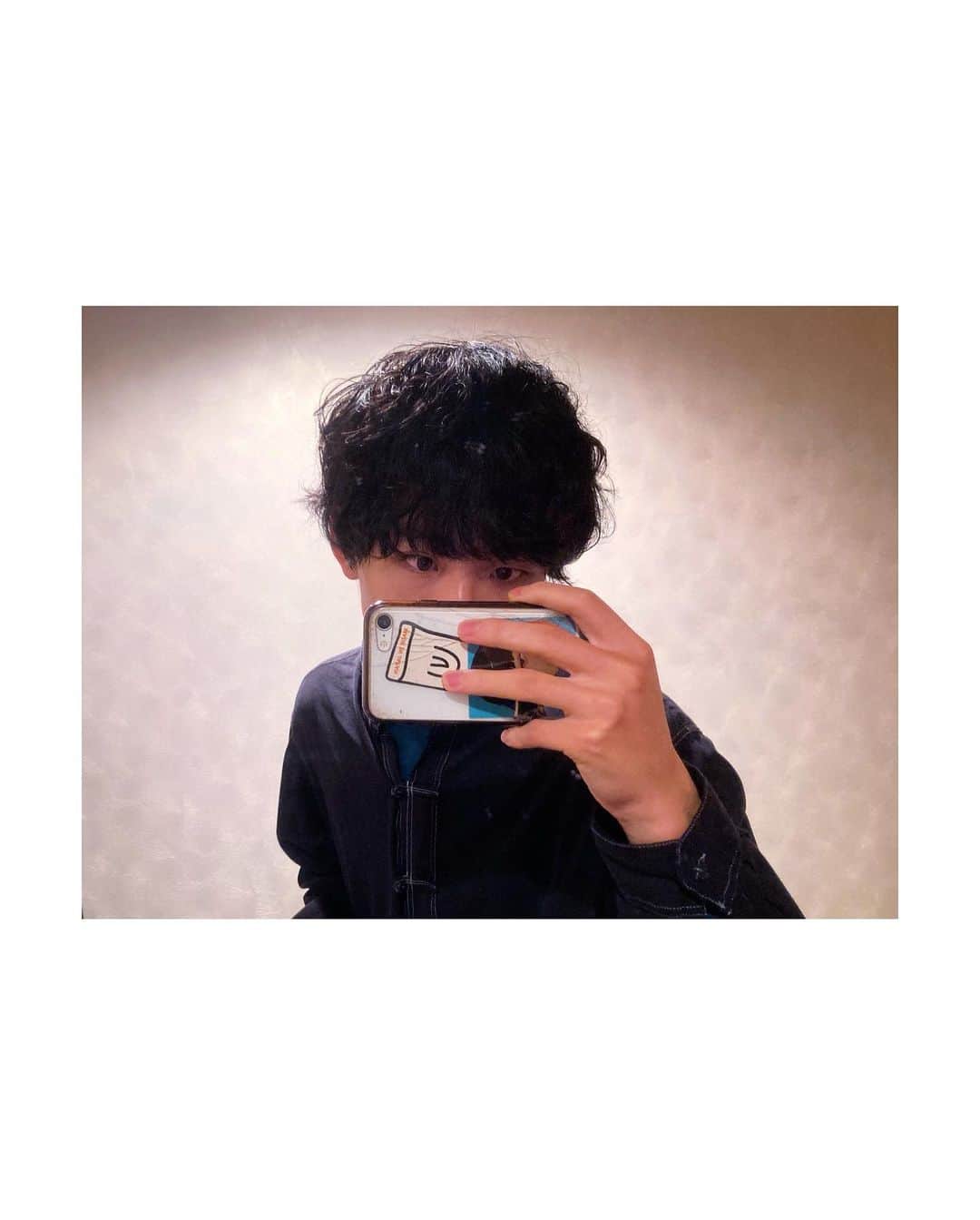クボタカイのインスタグラム：「#散髪 #トイレの鏡 #この手の自撮りちょっと恥ずかしい」