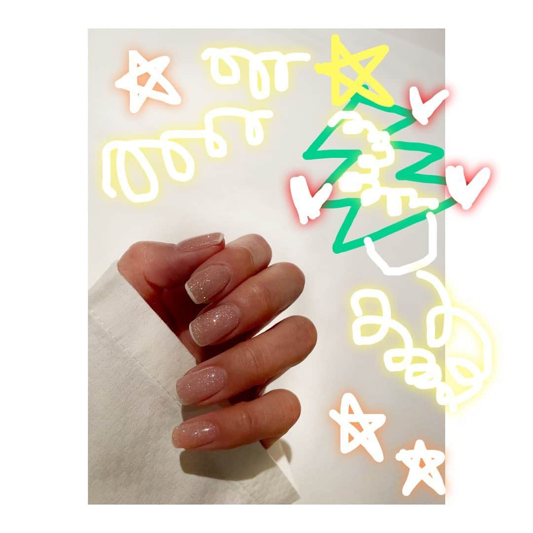 岡副麻希さんのインスタグラム写真 - (岡副麻希Instagram)「. 12月はクリスマスネイル💖🎀🦄 ⁡ イエベの私が苦手とするピンク系で肌馴染みする色をつくってくれました🎨💕細かいラメで派手すぎず、いい塩梅にキラキラさせてくれました😮‍💨💕 みかちゃんのセンスの良さに助けられすぎてます🥺  @nailist_mika  みかちゃん、ありがとう(*^^*)  私おそらくイエベなんだけどその先の細かい枝分かれがずっと気になっている👦🏻  ⁡ #クリスマスネイル#ピンクネイル#フレンチネイル#キラキラネイル#かわいくてたくさん撮りました笑 ⁡」12月21日 22時26分 - maki_okazoe_official