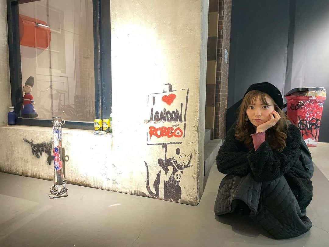 加藤里奈（カトリーナ）さんのインスタグラム写真 - (加藤里奈（カトリーナ）Instagram)「『バンクシーって誰？展』その3 @whoisbanksy_jp   本当に街中で撮ったみたいな 体験型アート🐀❤️📸  1つずつのメッセージとユーモアを 受け取りつつ💭❤️  いっぱい写真撮ったので引き続き載せます✨ ※撮影の一瞬のみマスクを外しています  #バンクシーって誰展 #中村倫也 #バンクシー展 #バンクシー #バンクシーって誰 #banksy #banksyart #art #名古屋市 #グローバルゲート #ささしまライブ #美術展 #アート #artofinstagram #artist #名駅 #美術 #ストリートアート #streetart #streetartphotography #streetartist #美術鑑賞 #現代美術 #グラフィティ #グラフィティアート #名古屋 #名古屋観光 #名古屋旅行 #フォトジェニック #フォトスポット」12月21日 22時30分 - rinakatoktriiina