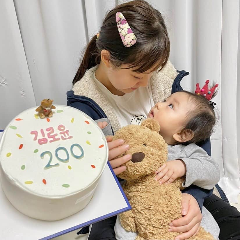 ジェウンのインスタグラム：「지난 주말 집에서 소소하게 로윤이 200일파티🎂 언제 이렇게 자라서 혼자 잘 앉아있기까지하는지, 너무 신기한 요즘이에요☺️  100일은 기적도 기절도 오지않았지만 200일 들어선 잘 안먹던 이유식도 오물오물 잘 받아먹어주게된 로유니!! 너무 기특해🥺 통잠까지 돌아와주면 차암 좋겠다..👼🏻 지금처럼 아프지말고 누나처럼 씩씩하게 자라줘♥️  . . #재은로윤#별하반짝#로윤#소띠아기#200일#200일축하해#내보물들」