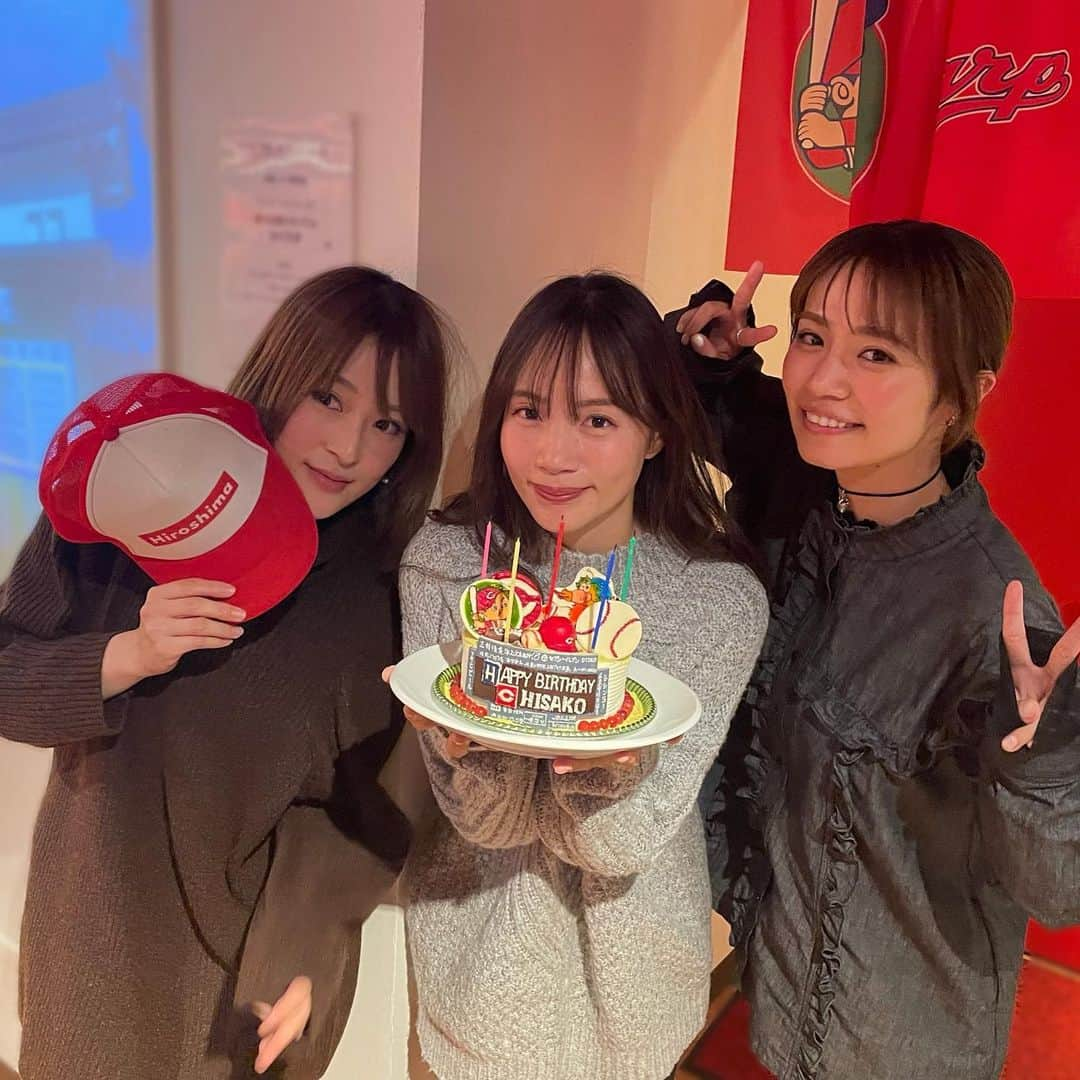 古田ちさこさんのインスタグラム写真 - (古田ちさこInstagram)「お誕生日前夜🌙 野球好き仲間との忘年会だったのですが、サプライズでバースデーケーキを出していただきまして…🥺  それがめちゃくちゃ可愛いカープケーキだったの❣️ スコアボードの再現性が凄くて、名前もしっかり入ってて、スラィリーはハッピースラィリー💖  わかってる人がつくってる感がすごい✨✨✨  素敵な人たちに囲まれてとても幸せでした。♫♪  snsにもメッセージいただいたり、本当に有難うございました。☺️✨✨✨  #誕生日ケーキ#誕生日サプライズ  #birthdaycakeideas#カープ女子#カープファン #野球女子#野球好き女子#プロ野球#プロ野球ファン  #カープケーキ#広島東洋カープ#広島カープ#hiroshima #carp#hiroshimacarp#野球好きな人と繋がりたい」12月21日 22時39分 - chisakofuruta