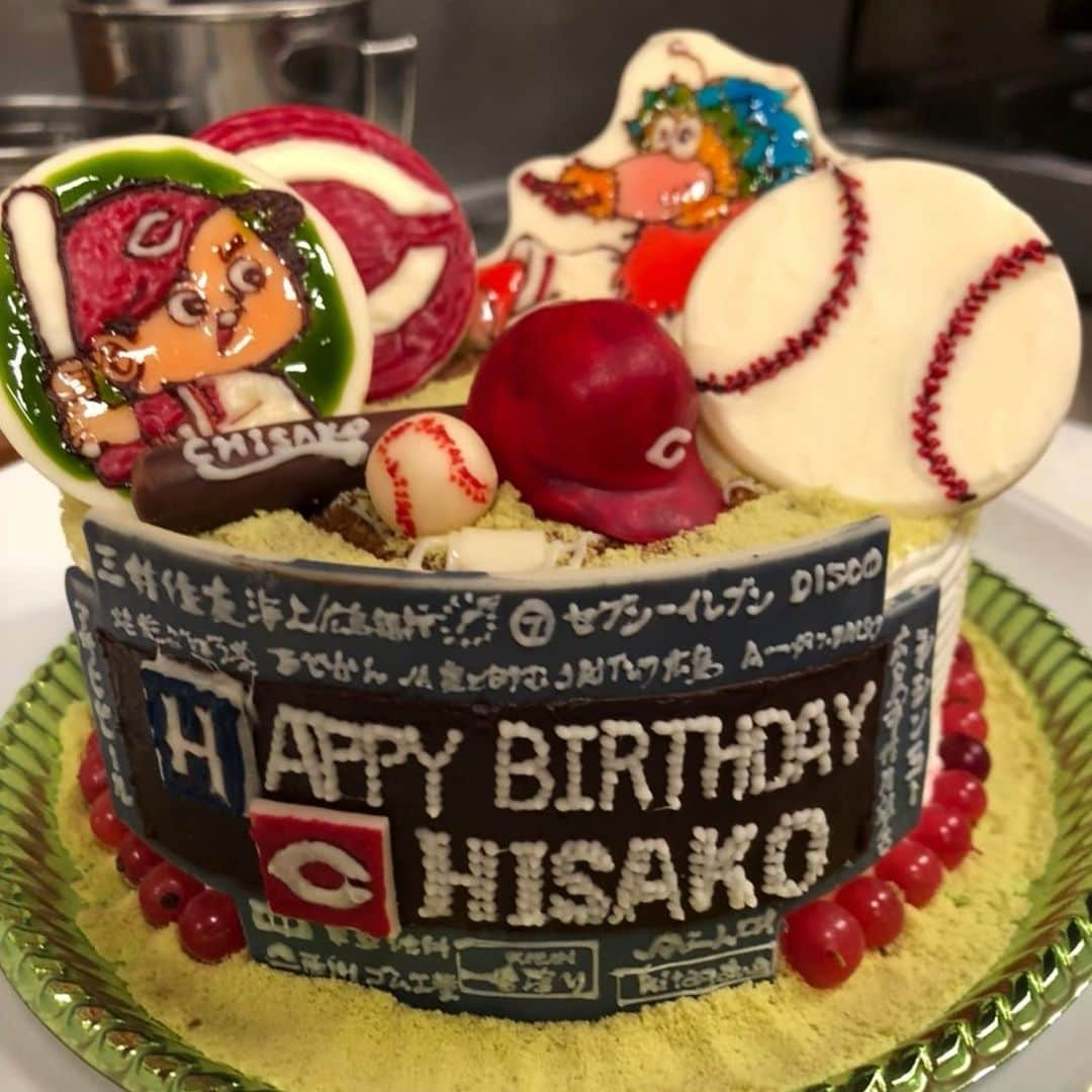 古田ちさこさんのインスタグラム写真 - (古田ちさこInstagram)「お誕生日前夜🌙 野球好き仲間との忘年会だったのですが、サプライズでバースデーケーキを出していただきまして…🥺  それがめちゃくちゃ可愛いカープケーキだったの❣️ スコアボードの再現性が凄くて、名前もしっかり入ってて、スラィリーはハッピースラィリー💖  わかってる人がつくってる感がすごい✨✨✨  素敵な人たちに囲まれてとても幸せでした。♫♪  snsにもメッセージいただいたり、本当に有難うございました。☺️✨✨✨  #誕生日ケーキ#誕生日サプライズ  #birthdaycakeideas#カープ女子#カープファン #野球女子#野球好き女子#プロ野球#プロ野球ファン  #カープケーキ#広島東洋カープ#広島カープ#hiroshima #carp#hiroshimacarp#野球好きな人と繋がりたい」12月21日 22時39分 - chisakofuruta