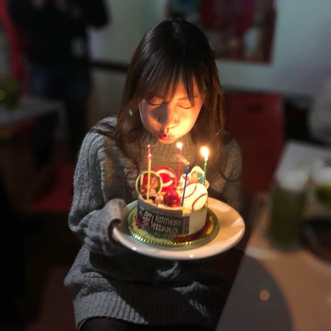 古田ちさこさんのインスタグラム写真 - (古田ちさこInstagram)「お誕生日前夜🌙 野球好き仲間との忘年会だったのですが、サプライズでバースデーケーキを出していただきまして…🥺  それがめちゃくちゃ可愛いカープケーキだったの❣️ スコアボードの再現性が凄くて、名前もしっかり入ってて、スラィリーはハッピースラィリー💖  わかってる人がつくってる感がすごい✨✨✨  素敵な人たちに囲まれてとても幸せでした。♫♪  snsにもメッセージいただいたり、本当に有難うございました。☺️✨✨✨  #誕生日ケーキ#誕生日サプライズ  #birthdaycakeideas#カープ女子#カープファン #野球女子#野球好き女子#プロ野球#プロ野球ファン  #カープケーキ#広島東洋カープ#広島カープ#hiroshima #carp#hiroshimacarp#野球好きな人と繋がりたい」12月21日 22時39分 - chisakofuruta