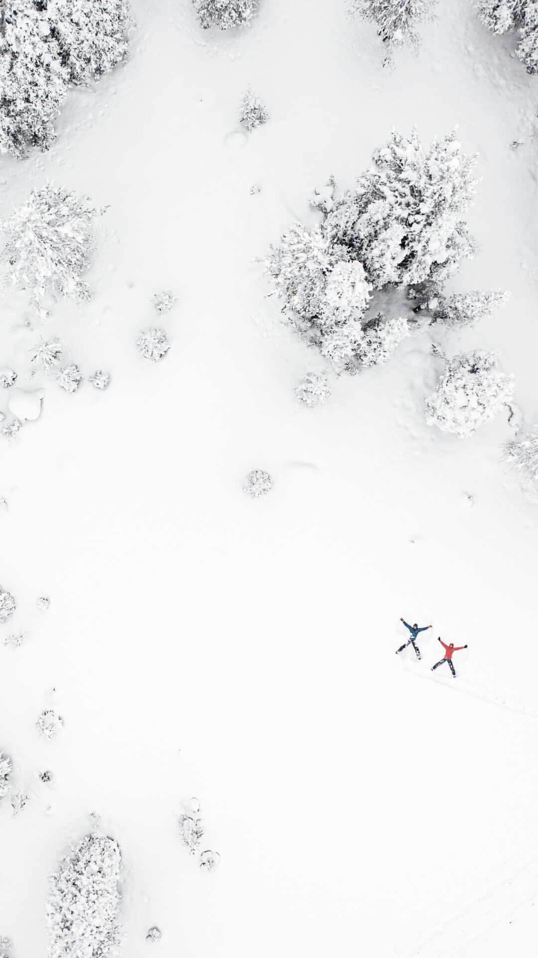 オボズのインスタグラム：「There’s no denying that the trail ‘wows’ us, in fact, it guides everything that we do.   This holiday season, you can catch us at the trailhead and we hope to catch you there, too. Doing what we do best 🥾  Happy Holidays from the Oboz Footwear Crew! 🏔   🎥 Made by the Oboz Crew  #truetothetrail」