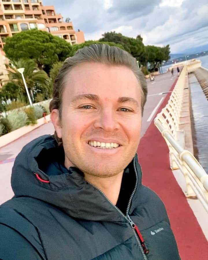 ニコ・ロズベルグのインスタグラム：「Pre-Christmas walk in Monaco 😁 It's time to give away early Christmas presents: Dear @dianazurloewen, @melatiwijsen & @giorgiochiellini – I hope you like it and will share the idea with your friends & family 🙏  @treedom_trees combines environmental and social benefits: The planted trees benefit the environment AND support local smallholder farmers through agroforestry projects 👍 Local communities receive education and training to take care of the trees and fruits. This knowledge helps them make a living independently – I think that's a fantastic combination!   I'd appreciate it if you would join me in this Christmas idea. Tag below your friends & family who would love such a present and let me know your thoughts in the comments 🙂」