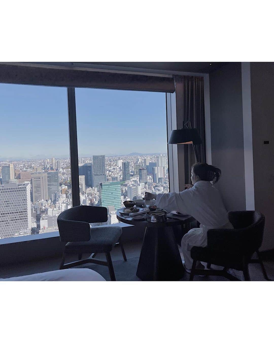 板野友美さんのインスタグラム写真 - (板野友美Instagram)「ラグジュアリーな空間は インスピレーションを与えてくれるꪔ̤̥ ‎」12月22日 1時11分 - tomo.i_0703