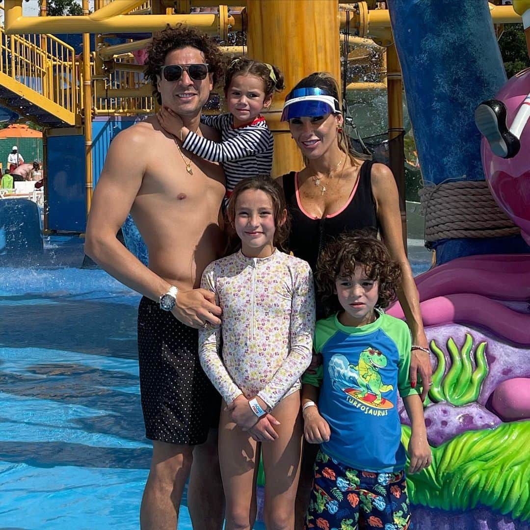 ギジェルモ・オチョアのインスタグラム：「Family 🦖」