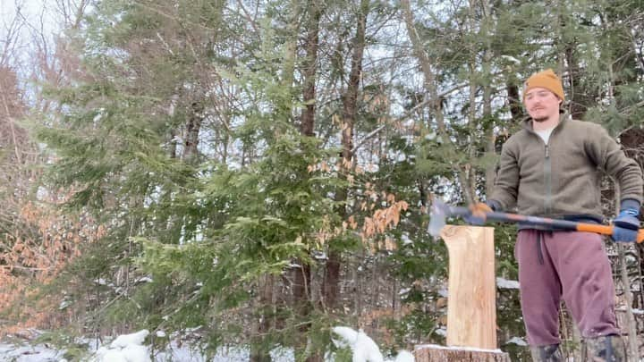 カイル・ガルナーのインスタグラム：「Volume up…… so i got a new splitting axe and I was having a tough time swinging it correctly and gauging the distance bc I’m used to my shorter axe… i filmed it to see what i was doing wrong and had to cut things short….」