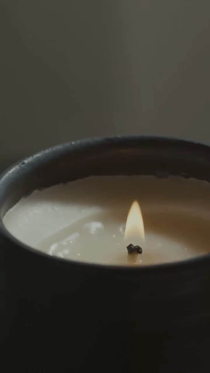 JanessaLeoneのインスタグラム：「Candle 01 ______ Notes include: Black Pomegranate, Sea Salt, Lavender, Violet, Jasmine, Oak Moss, + Amberette | Available exclusively at The Edit | #janessaleone」