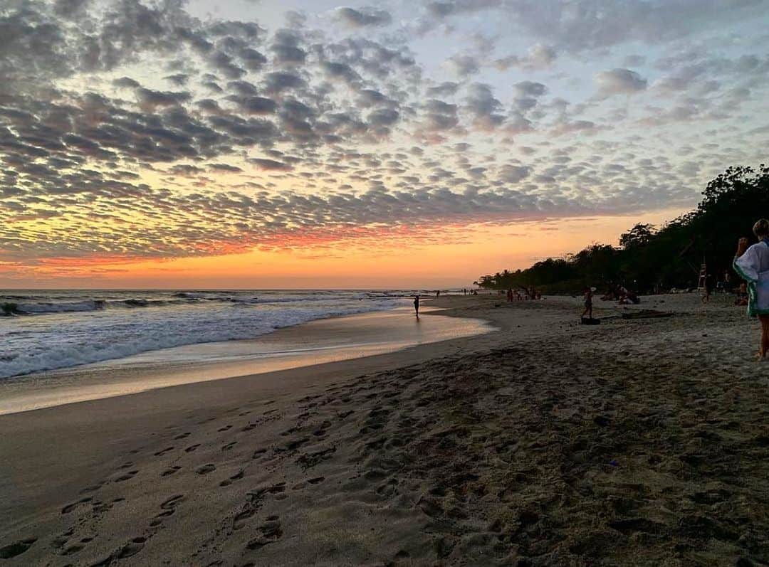 ステファノ・カルーゾのインスタグラム：「“Don’t watch the clock; do what it does. Keep going. Time and tide waits for none” - Sam Levenson 🏝🌅🇨🇷  #costarica #puravida #sunrise #santateresa #keepgoing #paradise #love #life #passportready #wanderlust #ciaobelli」