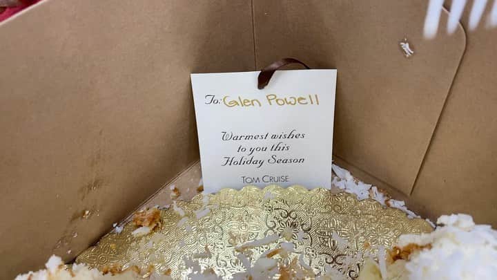 グレン・パウエルのインスタグラム：「One does not simply EAT the Tom Cruise Cake…one must EARN the Tom Cruise Cake…  @tomcruise  @ultimateperformancela」