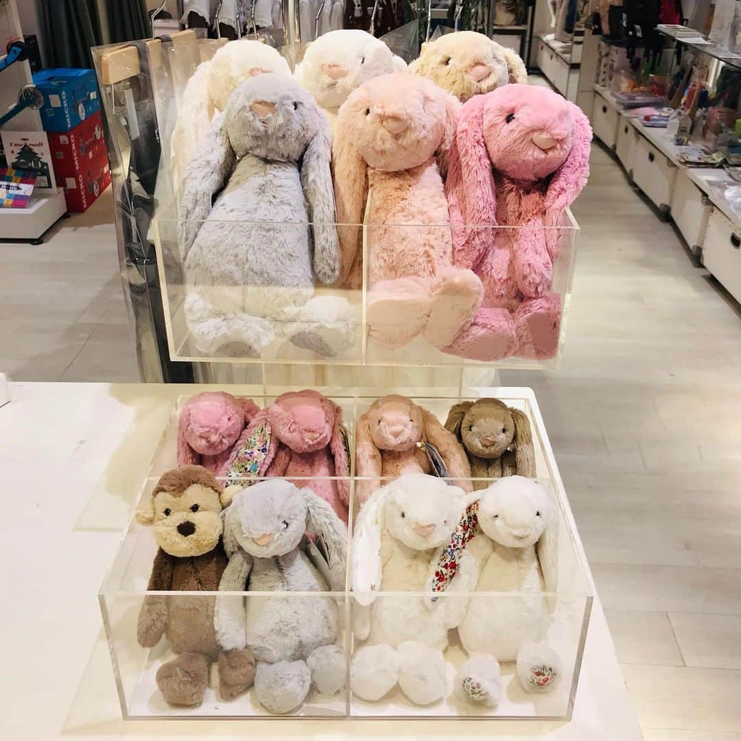 StampStompのインスタグラム：「こんばんは🌙 stompstamp二子玉川ライズ店です⭐️ 大人気の英国王室御用達🇬🇧の、JELLY CAT🐰🐇の ぬいぐるみ入荷しました🐵 S→¥2640税込 M→¥3850税込 です🤗 Xmas🎁🎄ギフトにピッタリです❤️ 是非ご来店お待ちしております✨✨✨ #JELLY CAT#ぬいぐるみ#英国王室御用達#Xmasプレゼント#おしゃれママ#おしゃれキッズ#stompstamp#二子玉川ライズ」
