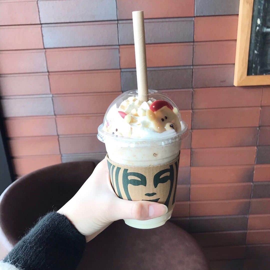 太田雫さんのインスタグラム写真 - (太田雫Instagram)「・ スタバのくまちゃんとドーナツ🐻‍❄️🍩 ・ ・ 見た目も可愛いけど味も美味しくて最高でした👍🏻 ・ #ニコラ#太田雫 #スタバ#Starbuckscoffee#くま#bear#ドーナツ#おいしい」12月22日 17時34分 - _shizukuota