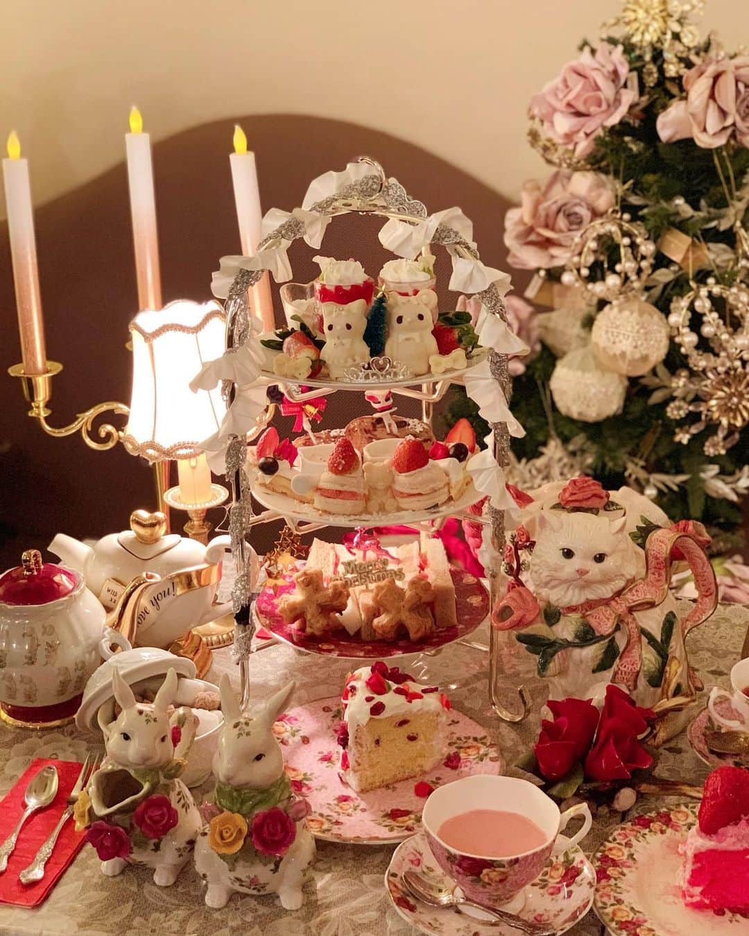 桜井莉菜さんのインスタグラム写真 - (桜井莉菜Instagram)「またまた【 @cafe_acorite 】❤️ 前回は真っ白サンタで真っ白の 世界にしたから、今回は赤を プラスして、よりクリスマス感を出したよん💕 ここのカフェは、同じアフタヌーンでも、食器の色やポットとか 小物で全然雰囲気を自分好みに 変えられるから、何回来ても違う 雰囲気になって可愛すぎる😢❤️ 私的にピンクのミルクティーがお気に入り💗 新作の白猫ティーポットが可愛すぎてヤバい🤭🐱💓  #アフタヌーンティー#クリスマスアフタヌーンティー#目白カフェ#目白アフタヌーンティー#目白ランチ#アコリット#クリスマス会#女子会#映えカフェ」12月22日 17時46分 - rina__sakurai