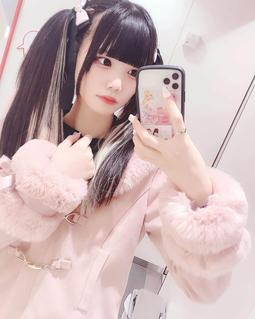 ゐななのインスタグラム：「最強ふわふわぴんくコートかわいい( •̥  ̫ •̥ )🎀  MARS( @marsofficialjapan )さんのお洋服♡   #MARS  #マーズ」