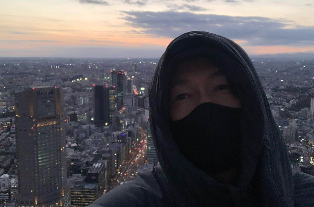 井浦新さんのインスタグラム写真 - (井浦新Instagram)「_ 冬至の黄昏 今夜は一年で最も長い夜だから 陰が極まり再び陽へ向かっていく大事な区切りの日  陰陽が相反するのではなく 互いに結び 折り合うところに一筋の光が射しますように  一陽来復  #冬至 #二十四節気 #黄昏　 #渋谷 #東京 #一陽来復  @leica_camera_japan  #leicam10r #summaron28mm」12月22日 18時07分 - el_arata_nest