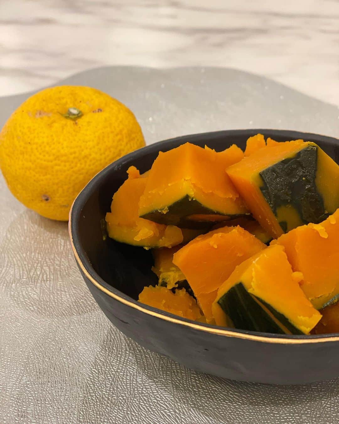 山口もえのインスタグラム：「・  今日は冬至 一年で1番昼が短く夜が長い日 家族の健康を願って ゆず風呂に入って カボチャを頂きます♡ といいつつ すでに鼻声な私… でもとっても元気です！笑  #冬至#カボチャ#ゆず #こどもの風邪はすぐもらう#笑」