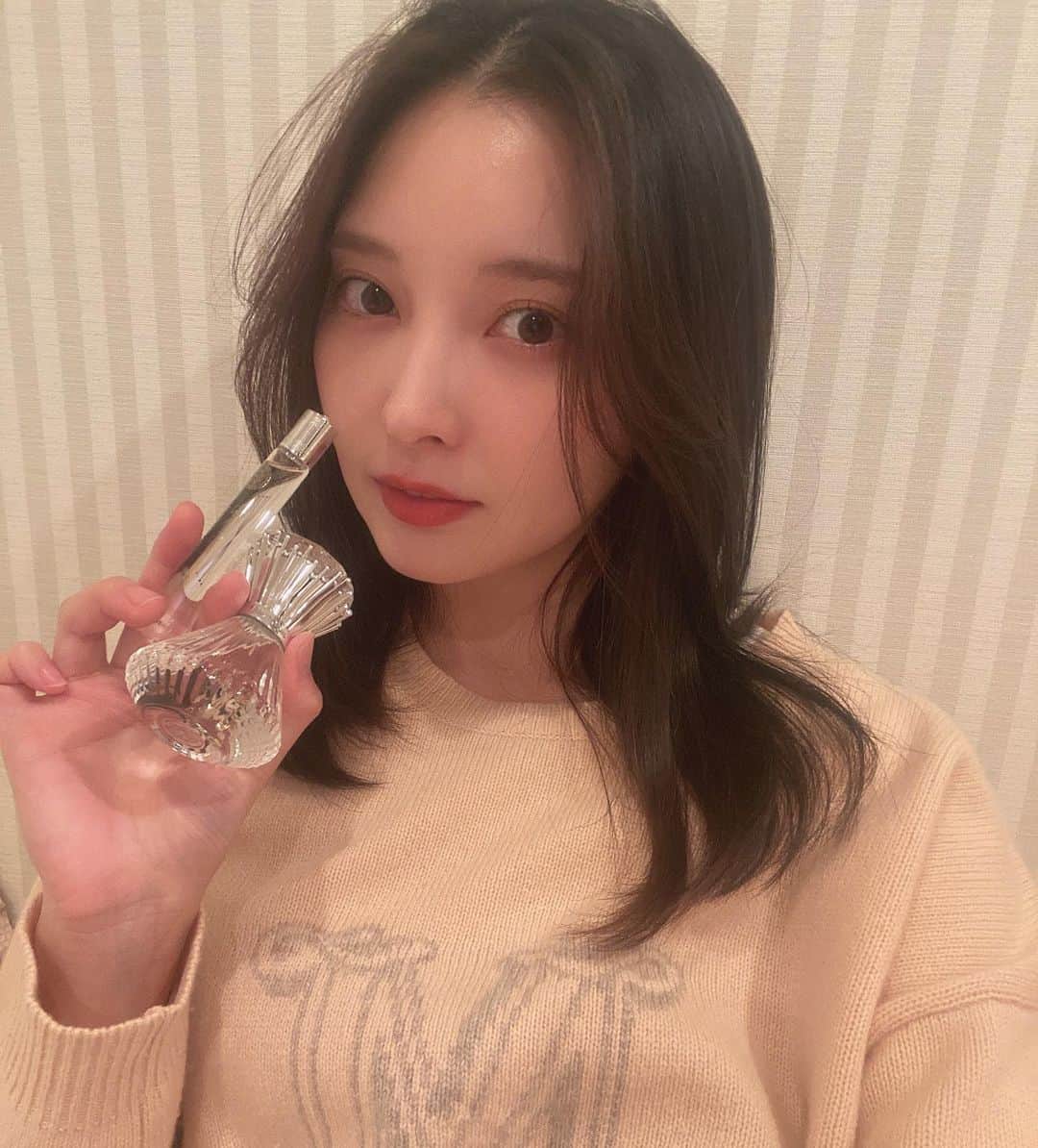 大石絵理のインスタグラム：「@jillstuartbeauty のフレグランス  スタイリッシュで甘すぎず、どんな人でも使いやすい優しい香り💐 ローズがふわっと香って友達にも褒められちゃいました🥰  パッケージもジュエリーのようで可愛い😍😍  #フレグランス #ブリリアントジュエルオードパルファン　#ジルスチュアート　#pr #jillstuartbeauty」