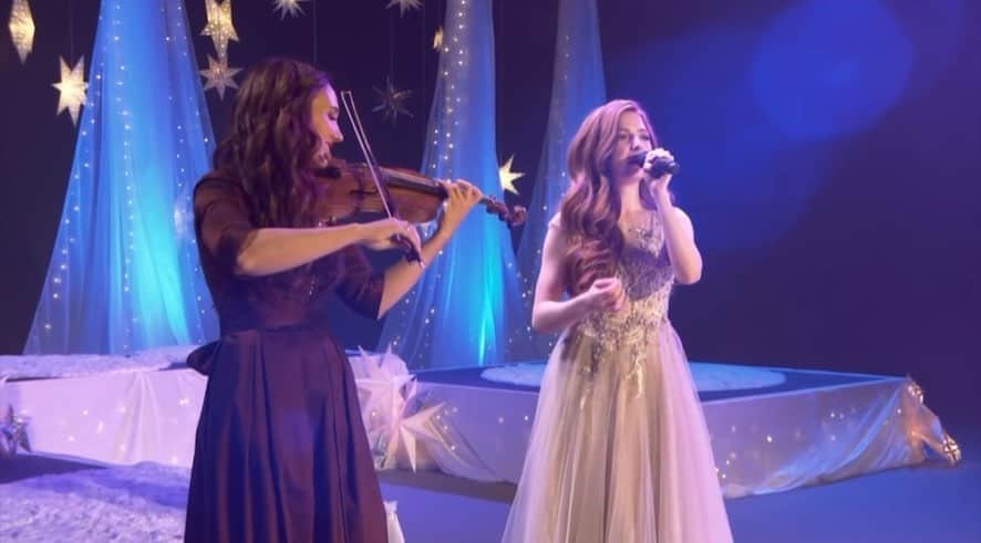 レクシー・ウォーカーのインスタグラム：「Here’s a prayer for our family and friends this Christmas. 🙏🏻🎄⭐️  LOVE performing with @jennyoaksbaker any arrangement by @kbestor We wish you all the best this holiday season. ❤️  "The Prayer" Carole Bayer Sager / @davidfoster Lyrics © Songs Of Universal, Inc. on behalf of Warner-Barham Music LLC」