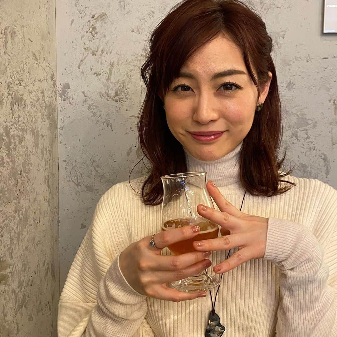 小尾渚沙さんのインスタグラム写真 - (小尾渚沙Instagram)「えりなっち❤️お誕生日おめでとう🎉  写真は先日、２人で仕事帰りに昼ビールした時のものです🍺 食べて飲んで喋って笑って…💕  おばあちゃんになっても、こうして一緒に笑ってビール飲んでいたいな☺️🍺 . . #新井恵理那 @elina_arai  #大学時代からのお友達  #ビール大好き #小尾ールタイム」12月22日 10時54分 - obi_nagisa