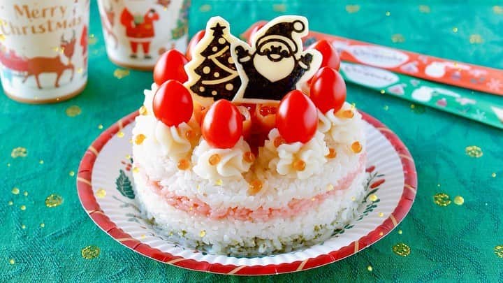 のインスタグラム：「Christmas Sushi Cake🎄go to my highlighted stories to view the video @ochikeron   #クリスマスケーキ #クリスマスレシピ #クリスマス #寿司ケーキ #christmas #christmascake #sushi #sushilovers #youtube」