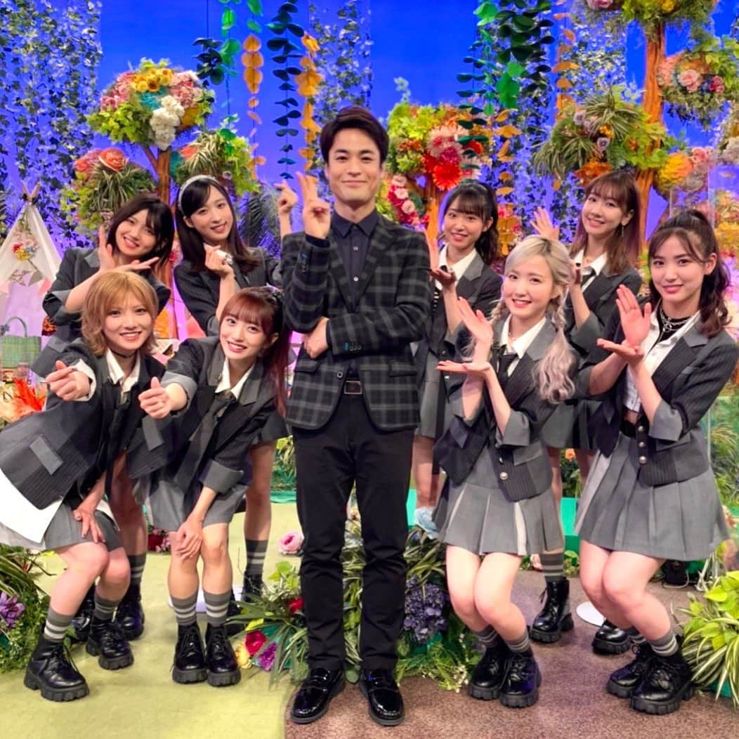 FISHBOYのインスタグラム：「#沼にハマってきいてみた 2021年12月29日（水）午後6時55分〜7時25分　NHK Eテレにて放送です！ AKB48さんの回にゲストとして出演させていただいています！  AKB48の皆さんのエピソードが面白かったですし、学びにもなりました。○○警察の話、感動しました！笑  とっっっても素敵な内容になってますので是非ご覧ください！  この写真、恐縮です笑  #沼ハマ #akb48 #NHK #根も葉もRumor」