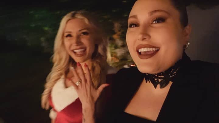 ヘイリー・ハッセルホフのインスタグラム：「@tay to see you so happy and in love lights up my world. i’m so lucky that god chose me to be your sister. i can’t wait to watch this next journey for you and to welcome @madison_fiore in as my soon to be brother in law.  🤍Dec. 9 2021🤍」