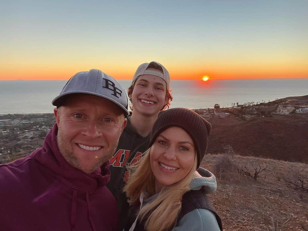 キャンディス・キャメロン・ブレさんのインスタグラム写真 - (キャンディス・キャメロン・ブレInstagram)「Family sunset hikes are the BEST!」12月22日 11時50分 - candacecbure