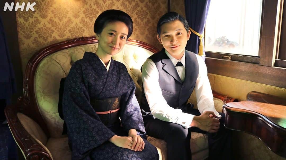 青天を衝けさんのインスタグラム写真 - (青天を衝けInstagram)「アメリカ横断のシーンは1日中、列車のセットでの撮影でした。  大島優子さんは、その日の撮影がとても楽しかったそうです。  実は列車は人力で揺らしていたんです。  必死で揺らすスタッフの様子もスワイプでどうぞ〜。  #青天を衝け #吉沢亮 #大島優子 #青天オフショット #青天メイキング #最終回は15分拡大版」12月22日 12時00分 - nhk_seiten