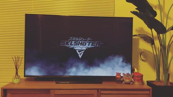 夏代孝明のインスタグラム：「ムーンスター様のジュニア向けシューズ「SKLSHŌTER」のTVCMタイアップに新曲「藍より群青feat.星街すいせい」を書き下ろしたよ！◎ 俺も歌ってる！そしてこんな感じでCM流れてた。すげー！🥺 みんな見かけたらおしえてな！ https://www.moonstar.co.jp/sklshoter/feature/」