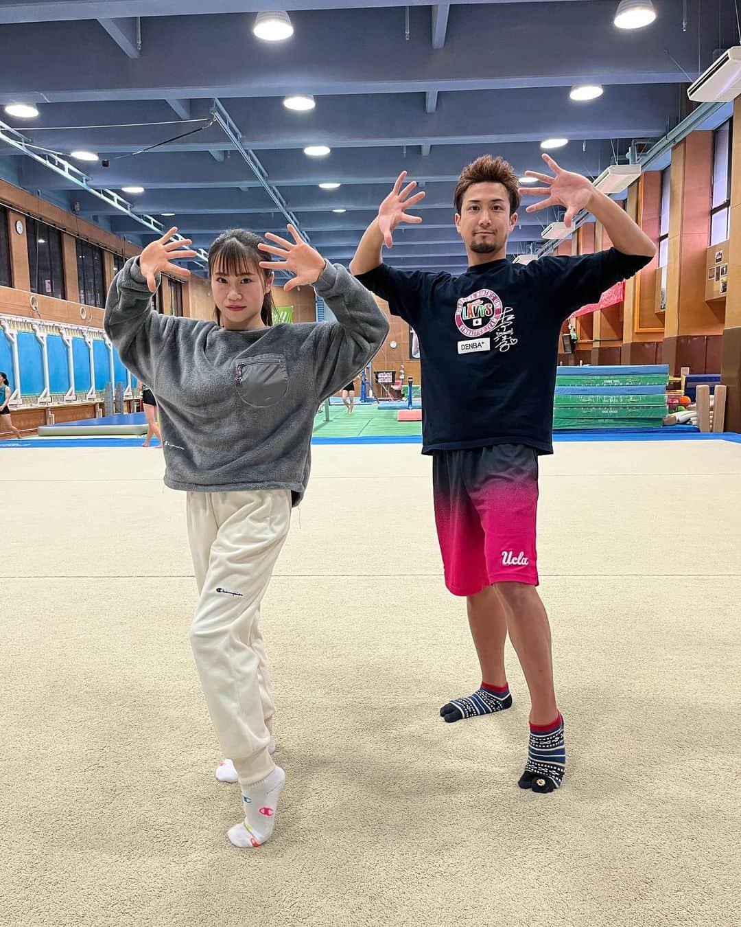 のインスタグラム：「先日鮫島先生に振り付けをして頂きました💃 ありがとうございました🦈 楽しみにしててNA🤭🧡←めっちゃヒントw  この上着めっちゃお気に入り🤭モコモコでめっちゃ暖かいねん✩°｡⋆⸜(*˙꒳˙* )⸝ ズボンは可愛いくて保温性あって最高です😁 靴下も可愛いやろ😘  ⚠️撮影の時だけマスク外してます😷  #Champion #Championjp #beyourownchampion  #BYOC」