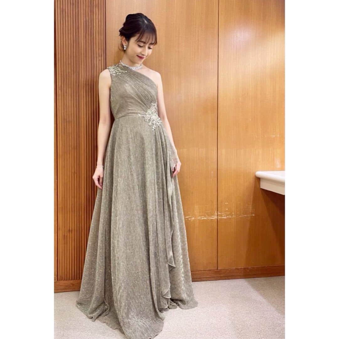 日比麻音子のインスタグラム：「🎄25日のクリスマスは！🎄 「お笑いアカデミー賞」で 笑いの溢れる夜をお過ごしください！！  1年間の感謝の気持ちを込めて、 笑いのクリスマスプレゼントです🤶  私も進行のお手伝いを。 [授賞式]ということで素敵なドレスを着させていただきました✨  このドレスは泣く泣く諦めたもので… かわりにインスタで記録。笑  なかなか普段からドレスを着ることないので、 ワクワクが止まりませんでした☺️ ありがたい限りです！  #お笑いアカデミー賞 #ダウンタウン さん 他、豪華すぎる芸人さんたちが大集合です！ あの…師匠も…🥺！  #クリスマス #🎄」