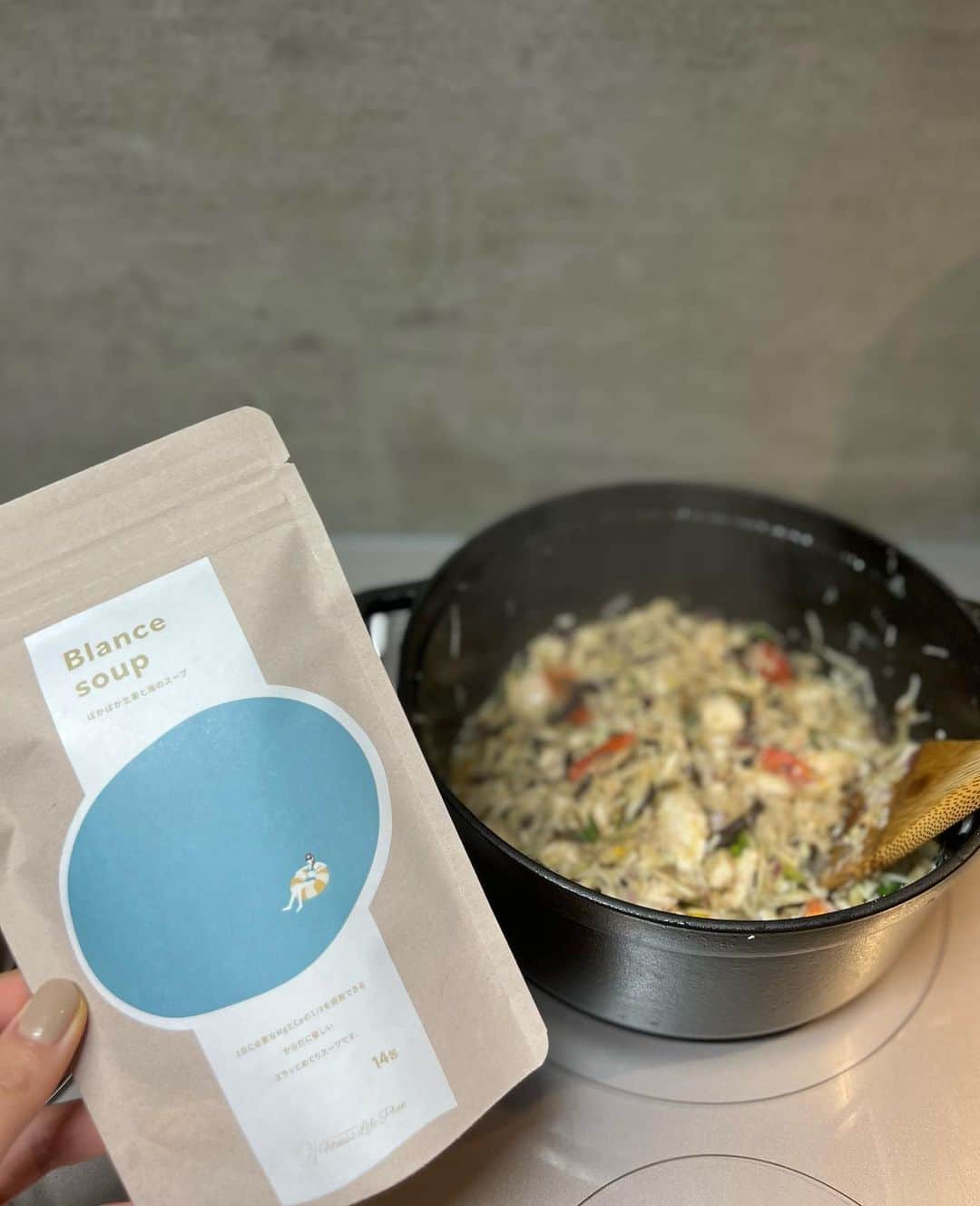 大政絢のインスタグラム：「夜はスープの日きのこ類、トマト、牛蒡、キャベツ、ささみをオリーブオイルで炒め生姜を丸ごと一本すって @yuka.hoshino222  先生が作った バランススープの素を2スティック お塩で味を整えて完成✨  魚介の味がたっぷり入ってるのでそのまま飲んでもいいし、お出汁として使ってもいいから嬉しい☺️  #スープ#絢ご飯」