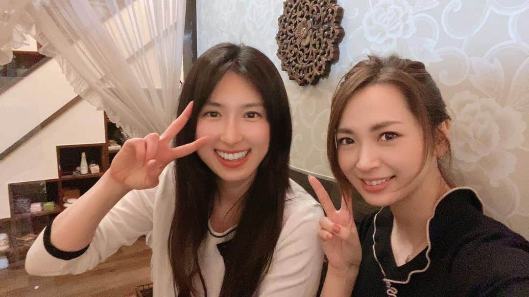 のインスタグラム：「お久しぶりすぎる北谷さん🧞‍♂️𓈒𓂂𓏸 北谷さんは元々事務所の先輩で、私が所属した時から無償で凄く可愛がってくれました😢！ DVDを発売することになったのも北谷さんのイベントにお邪魔した事がきっかけで、それからもメンテナンスの仕方やマッサージに連れて行って頂いたり✌️  群れたり、騒いだり同調したりはしなくて、絶対的な自分の世界🌏に介入させない方なのです⸝⸝⸝♡  たまにその北谷ワールドを私にだけ見せてくれてるみたいで嬉しくなる不思議なお姉さん𖤐⡱  そこがファンの人を魅了する一つだったんだろうな♥️と女の私から見ても、女性として凄く魅了される先輩です😚  会えて嬉しかったぁ♥️ しかも、プレゼントまで頂き震えました🥺震。 . #年上の女性嫌い治りました#先輩に恵まれたってお話#ありがとうございました#大好きな人#先輩#グラビア#グラドル#休日#プライベート」