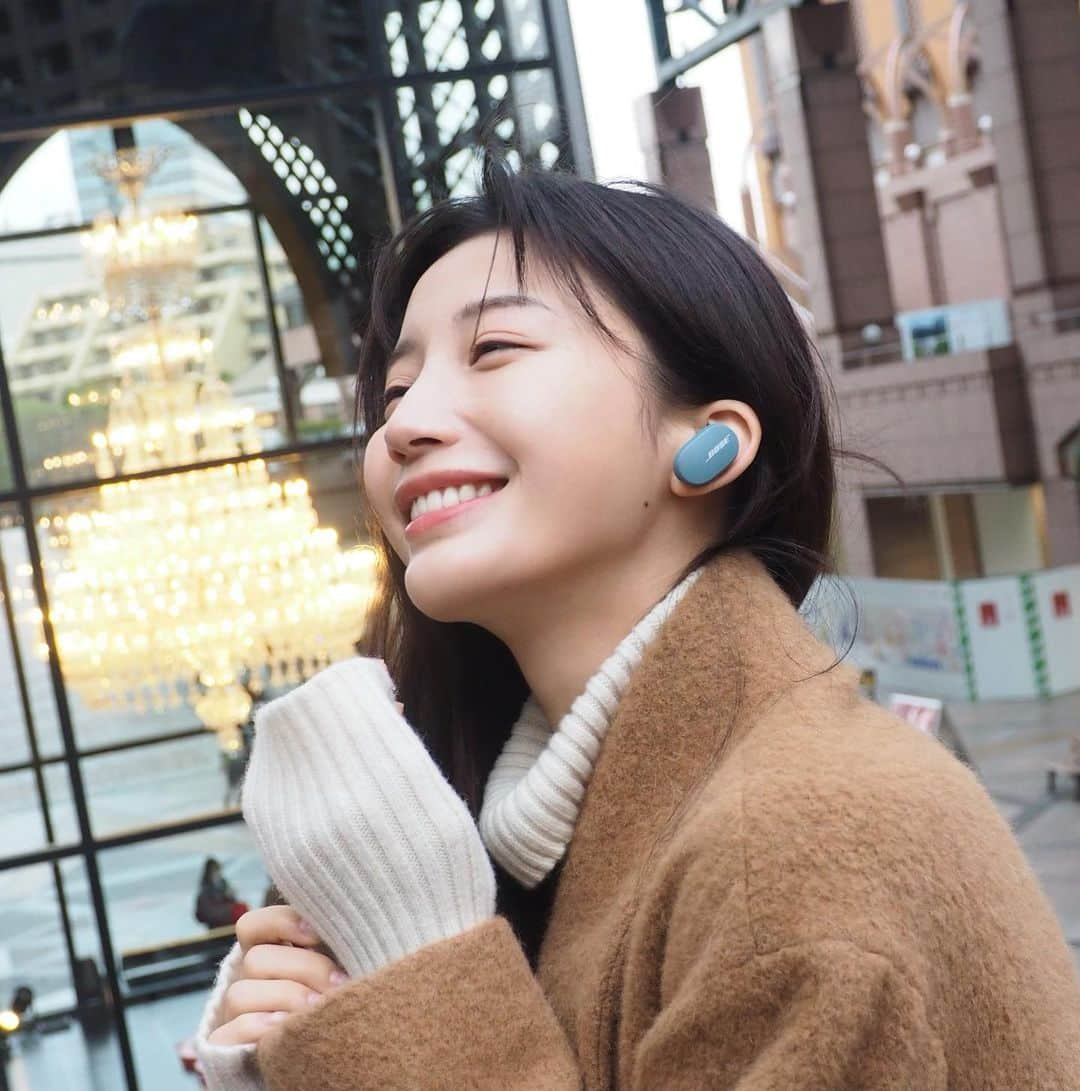 小倉優香のインスタグラム：「Bose QuietComfort® Earbuds 最近お気に入りのイヤフォン🎧 周りの音がシャットダウンできるから苦手な人混みでも安心できるんだけど 待ち合わせの時に集中しすぎると いきなり肩を叩かれてビックリします👀  この写真を撮ったときもカメラマンの声がとどかなくてずっと同じポーズしてました😹 それくらいノイズキャンセリングがすごいってことだね  色かわいいね♡ @bose  #BoseEarbuds #RuleTheQuiet #BoseAmbassador #ボーズ #ワイヤレスイヤホン #PaidpartnershipwithBOSE」