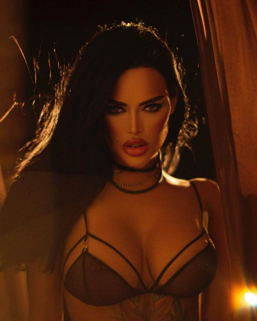 Nita Kuzminaのインスタグラム：「Взгляд Дьявола ♠️⛓🔪 Знаю, как Вы ждали наших совместных шедевров! 😈😈 Безупречное фото от Ирины @irina.averina.photo 🖤🔝 Как мне нравится! Получилось очень по - киношному, очень дорого🎞  (Словно фильм «от заката до рассвета»)」