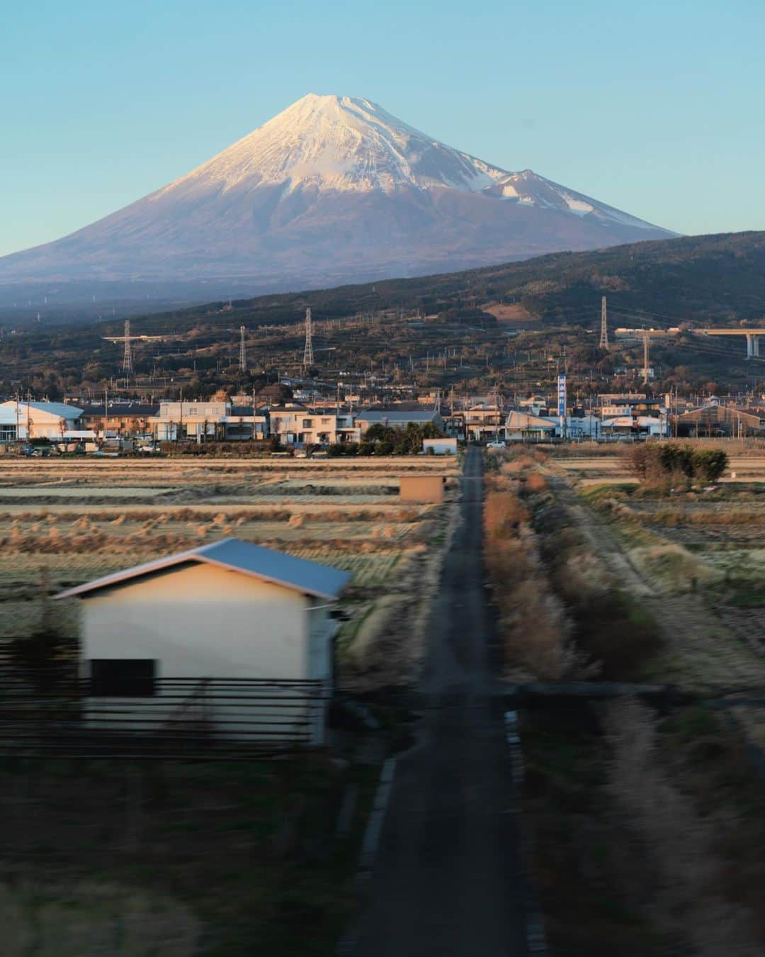 井浦新さんのインスタグラム写真 - (井浦新Instagram)「_ 東海道新幹線の富士山見える区間の中で 何箇所かあるお気に入りポイントのひとつ 富士山に向かって一直線につづく農道を 秒で撮らえられるかが勝負  @hasselblad.japan  #hasselbladx1dii  #xcd90」12月22日 13時44分 - el_arata_nest