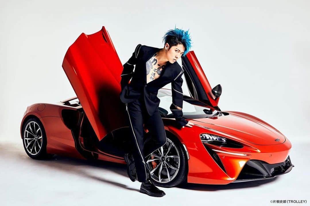 雅-MIYAVI-のインスタグラム：「Wanna ride with me? #Repost @miyavi_staff ・・・ -------------------------------------------------- GOETHE WEBにて 「McLaren×MIYAVI」インタビューが掲載中✨ --------------------------------------------------  レーストラックで自らの走りを研ぎ澄ませるスーパーカーブランド、マクラーレンと揺るぎないギター表現を軸足に自分だけのやり方でフィールドを拡げるサムライギタリスト、MIYAVI。  両者の共通点とは…？  挑戦し続けるその原動力と、互いに共鳴し合う、その熱狂に迫ったインタビューとなっています🔥  是非、ご覧ください！  インタビュー記事はこちらから👇 https://goetheweb.jp/lifestyle/car/20211222-mclaren_miyavi  #MIYAVI #GOETHE #ゲーテ #McLaren #マクラーレン #LDH」