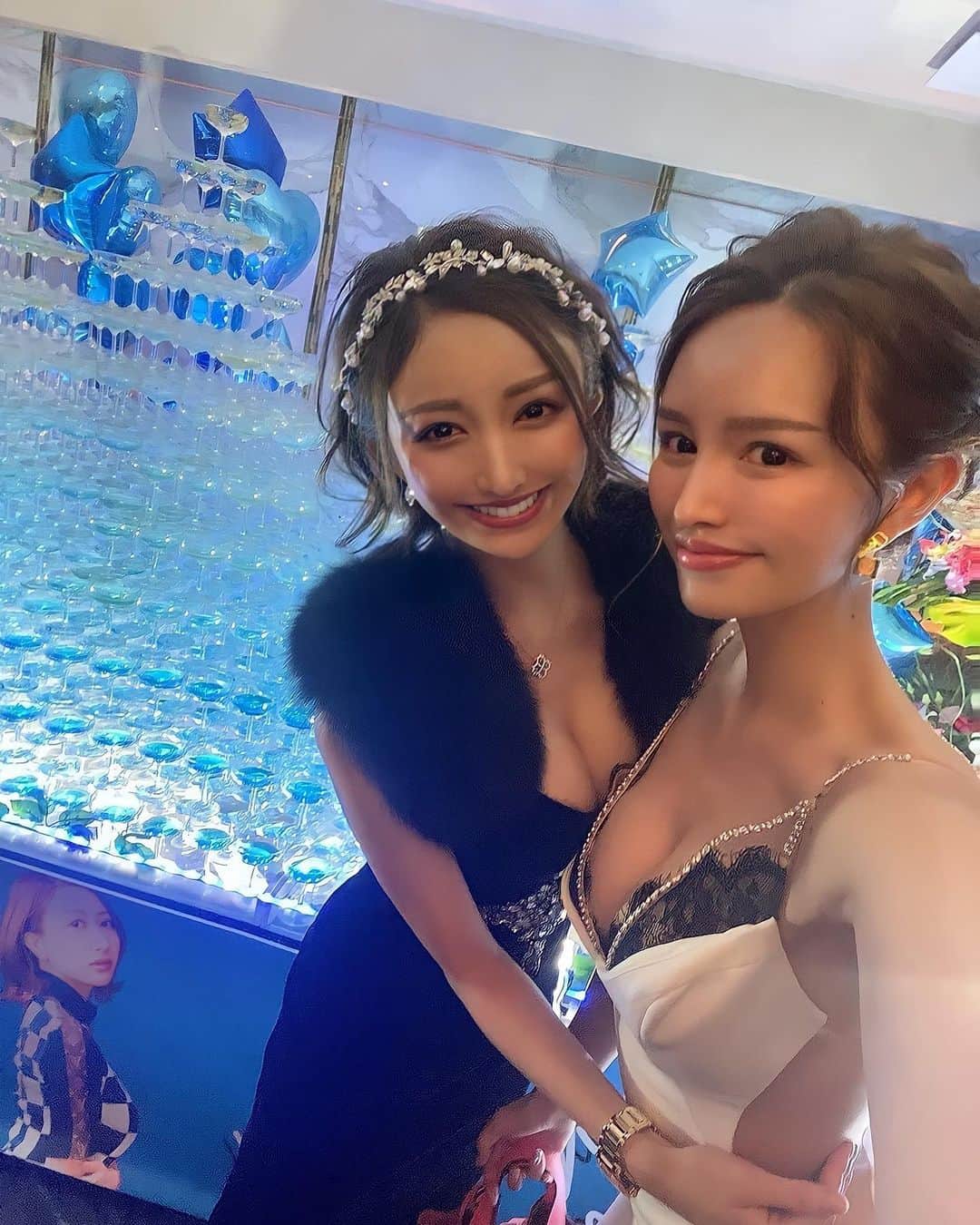 のインスタグラム：「らぶ子🖤  ヘアメイクは安定の神 @ayu_hair_make  キャバ嬢人生で出逢ったヘアメイクさんの中で ダントツ1番上手なあゆさん🥰 いつもありがとう✨  BD後に牛丼をぱくり🤤 （汁だく派）  #ノンアルキャバ嬢#仲良し#美女友達#ヘアメイク#神#すきぴ#シャンパンタワー#ゴッサム#メイサ#六本木#銀座#中洲#ススキノ#ルライン#北新地#錦#祇園#メゾンドボーテ#本当に売れてて可愛いキャバ嬢はメゾンドボーテ #ルライン#体入ドットコム#ヘアメイク#instafashion #sexy#kawaii #instalike#섹시타그램#예뻐요#귀엽다#asiangirls#美丽的#可爱的」