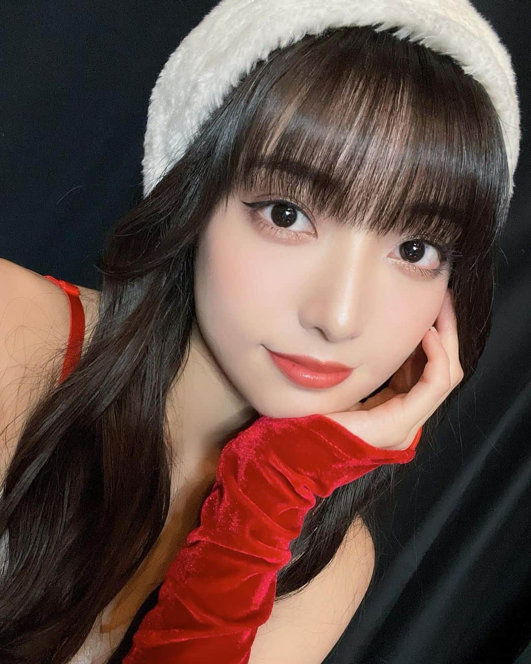 桜田愛音のインスタグラム：「昨日はクリスマスライブありがとうございました🎅💫  サンタコスどうだった…？  カメリパサンタからのプレゼントは誰に届くかなぁ🎁💭  次のライブは12月28(火)  【2021ラストライブ】 会場：kpoplive.zaiko.io/_item/345279 配信：kpoplive.zaiko.io/_item/345278 チェキ：kameripa.official.ec ・ ・ ・ ・ ・ ・ ・ ・ 【12月スケジュール】 28(火) 定期公演@新大久保KPL  【5thDVD】 『#おとなになる〜19to20〜』絶賛発売日！！！ 10代最後の作品なので是非観てね(*´꒳`*)♡ ・ ・ ・ twitter→ sakurada_anon ←検索🔍 ・ ・ ・ #桜田愛音　#カメリパ #カメレオンリパブリック#インスタグラビア #グラビア　#水着 #撮影会　#撮影 #撮影モデル #カメラ #メイク #camera #Shooting #makeup #girl  #photooftheday #selfie #tiktok」