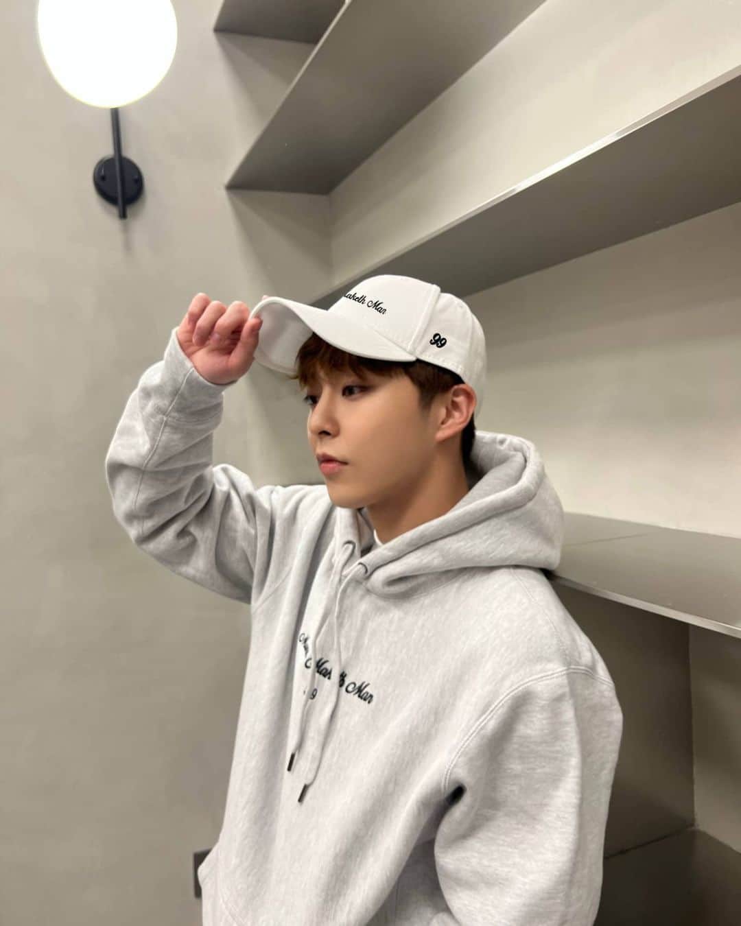 シウミンのインスタグラム：「EXO-L 여러분~ >.< 제가 직접 고르고 디자인한 옷 어때요?  Happy Holidays!! 🎄🎄 . . link in Bio #Xiumin_X_Represent #AD  #weareoneexo #exo」
