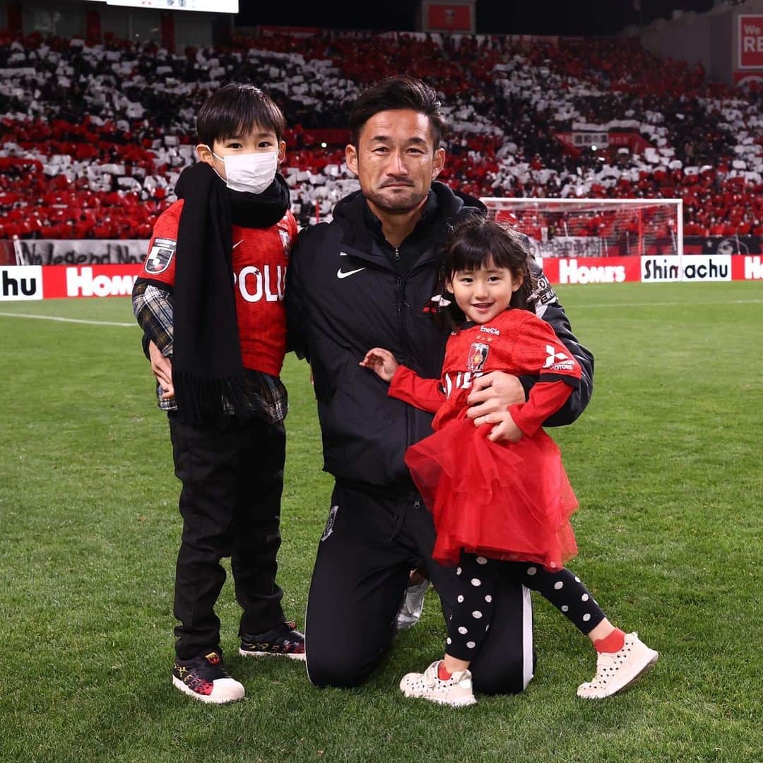 塩田仁史さんのインスタグラム写真 - (塩田仁史Instagram)「クラブから発表の通り、今シーズン限りで引退します。 18年間沢山の方に出会い、支えて頂いたサッカー人生でした。 今まで応援して下さった全ての皆さんに感謝申し上げます。  色々な事を経験したサッカー人生でしたが40歳までサッカーが出来た事は幸せでした。 皆さん本当にありがとうございました。」12月22日 15時42分 - shiota_hitoshi