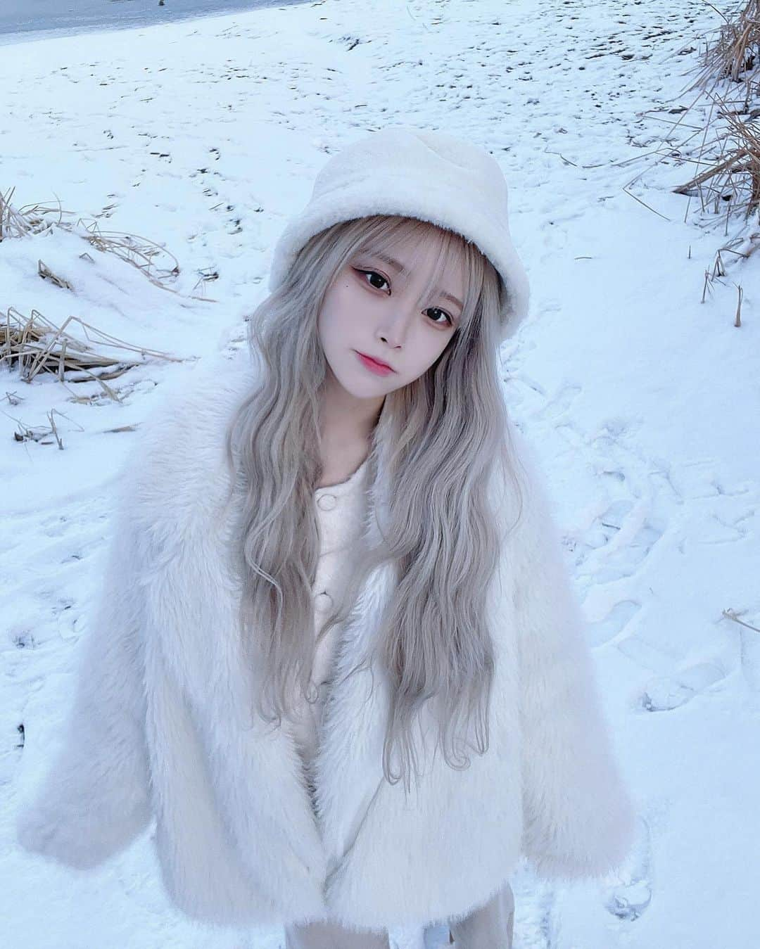 オ・ジウンさんのインスタグラム写真 - (オ・ジウンInstagram)「지니 찾기 ☃️❄️☃️  눈 펑펑온 다음날 눈 다녹고 사진찍기 ㅎ-ㅎ  요즘 렌즈 작은걸로 바꾸고  화장바꿨는데 다시 연하게 해야겠댜,,  너무 찐해😳 아마자 네일두 새로 받았어요 ♡  너무 예쁘게 해줘서 고마어 단비온니 ꢭ」12月22日 16時22分 - gini_s2_