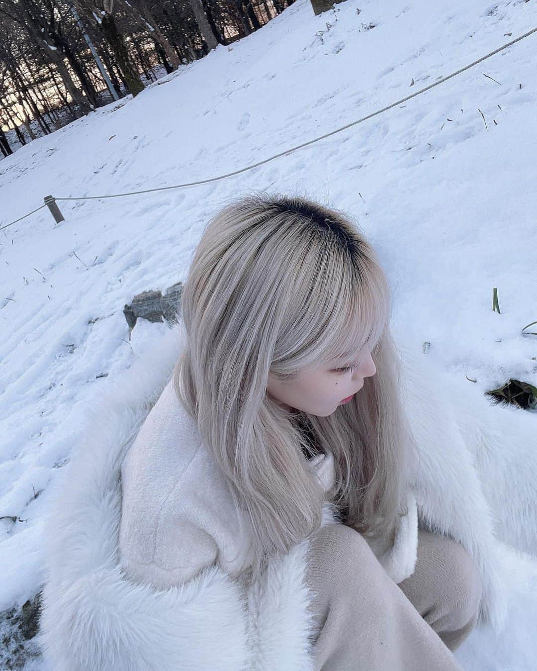 オ・ジウンさんのインスタグラム写真 - (オ・ジウンInstagram)「지니 찾기 ☃️❄️☃️  눈 펑펑온 다음날 눈 다녹고 사진찍기 ㅎ-ㅎ  요즘 렌즈 작은걸로 바꾸고  화장바꿨는데 다시 연하게 해야겠댜,,  너무 찐해😳 아마자 네일두 새로 받았어요 ♡  너무 예쁘게 해줘서 고마어 단비온니 ꢭ」12月22日 16時22分 - gini_s2_